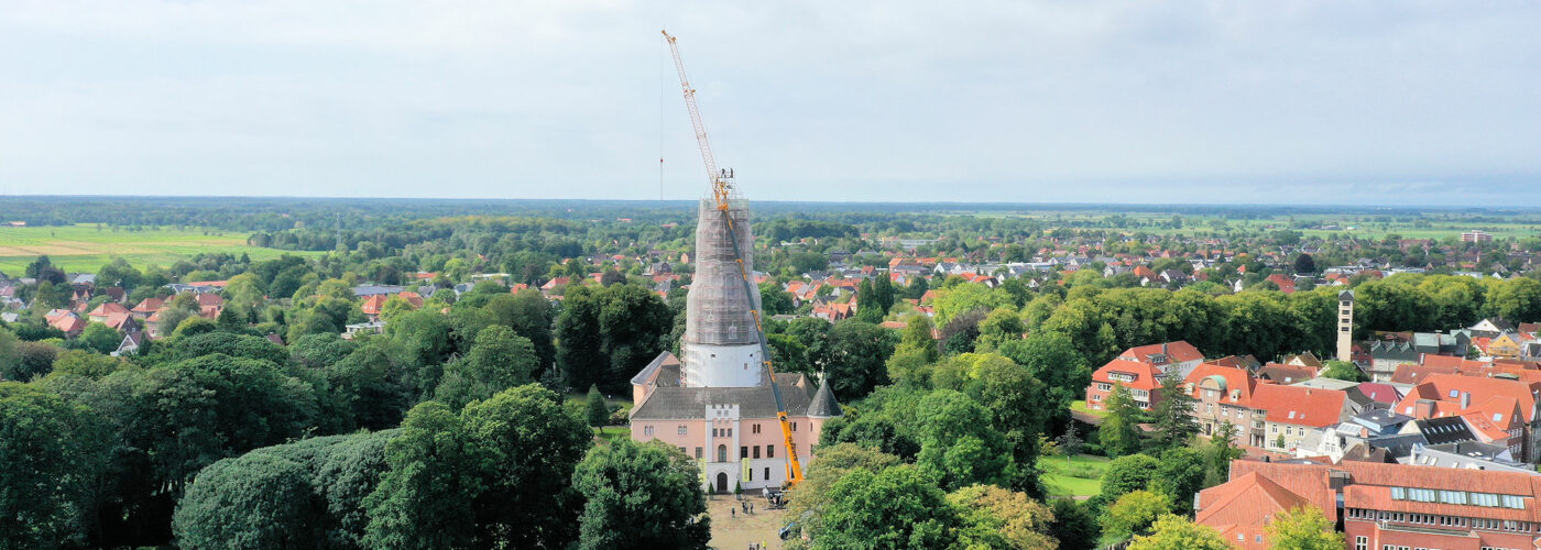 24.08.2024: Die vergoldete Wetterfahne kehrt auf das Schloss Jever zurück